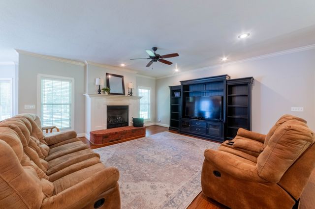 390 Carmen Dr, Paris, TN 38242