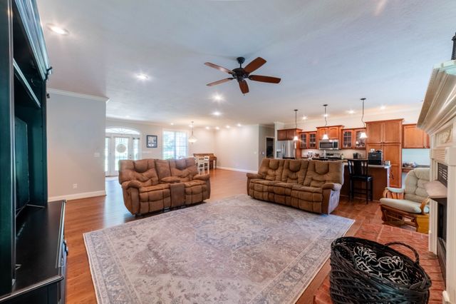 390 Carmen Dr, Paris, TN 38242