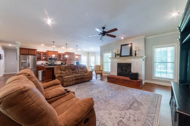 390 Carmen Dr, Paris, TN 38242