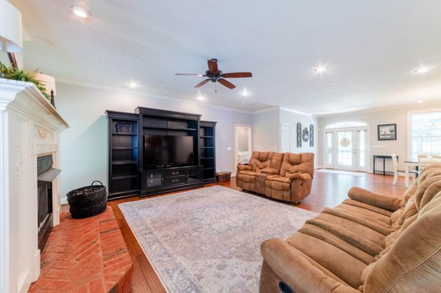 390 Carmen Dr, Paris, TN 38242