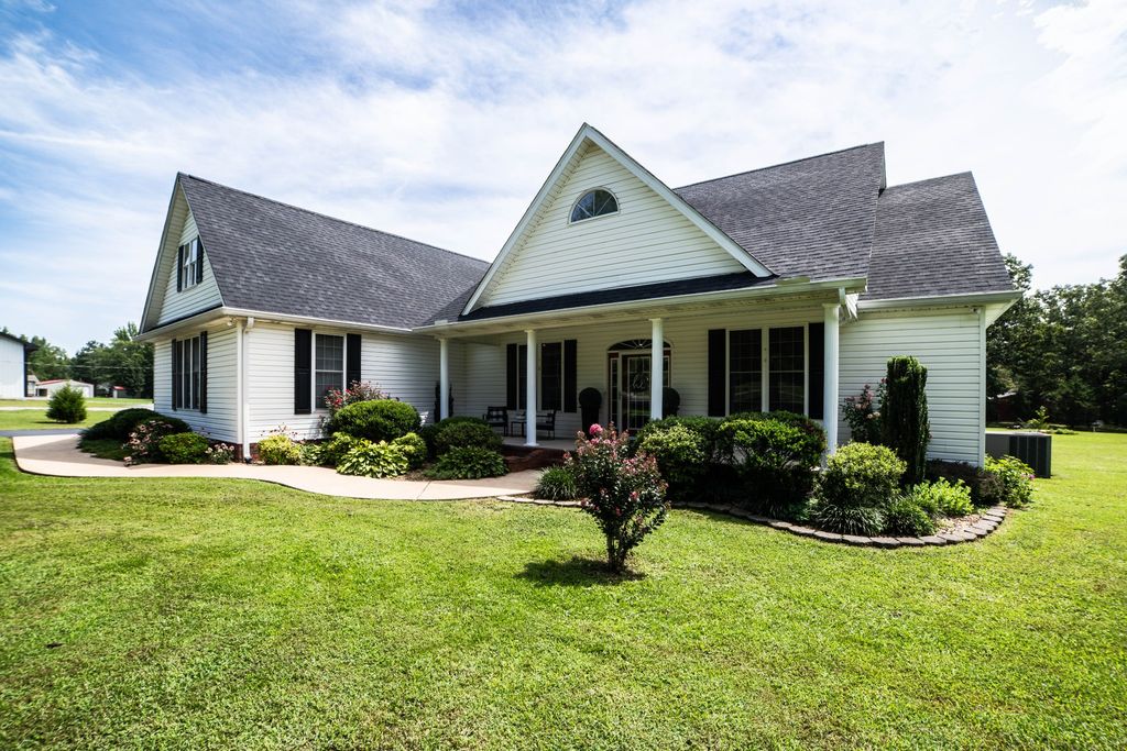 390 Carmen Dr, Paris, TN 38242