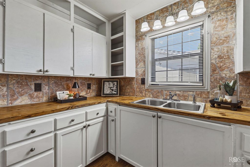 Image 13 of property listing at 1106 E 22nd Street, San Angelo, TX 76903