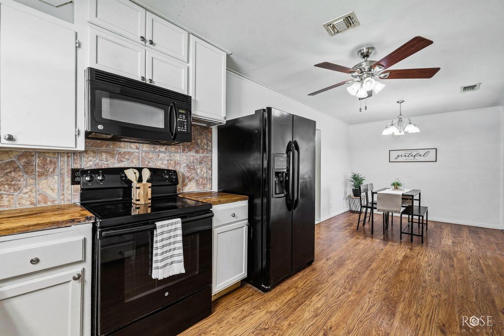 Image 14 of property listing at 1106 E 22nd Street, San Angelo, TX 76903