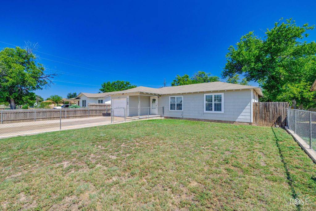 Image 4 of property listing at 1106 E 22nd Street, San Angelo, TX 76903