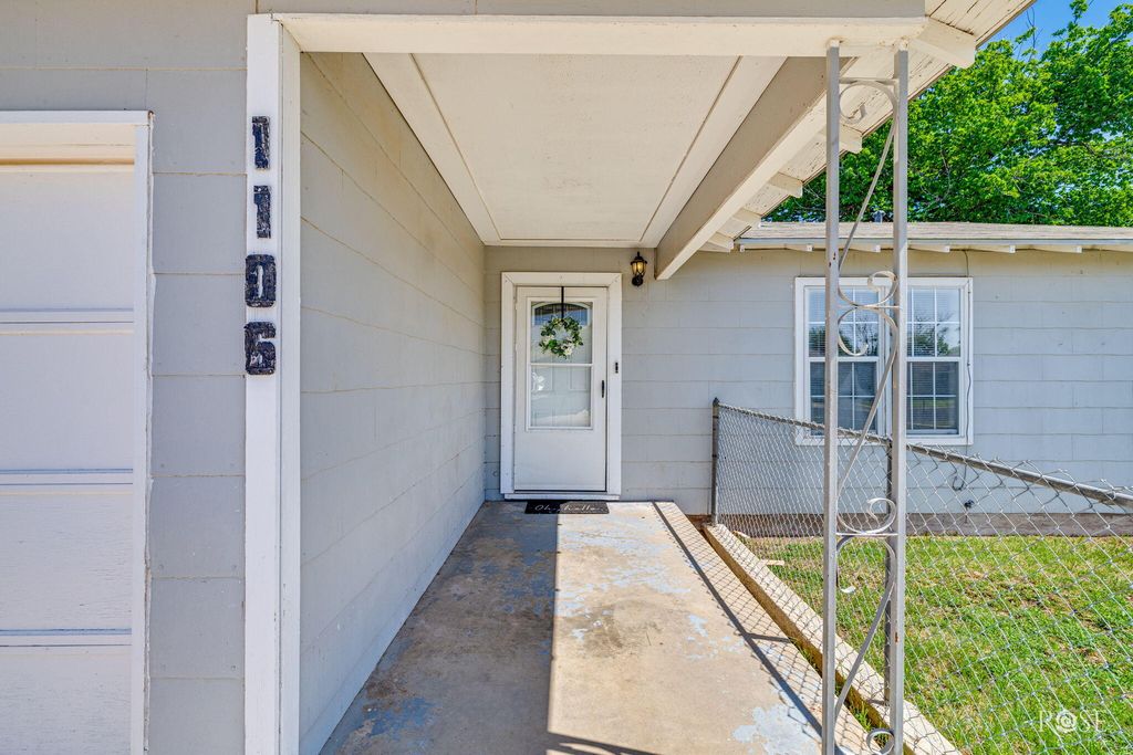 Image 6 of property listing at 1106 E 22nd Street, San Angelo, TX 76903