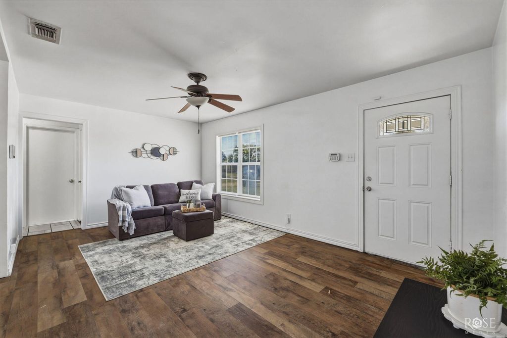 Image 7 of property listing at 1106 E 22nd Street, San Angelo, TX 76903