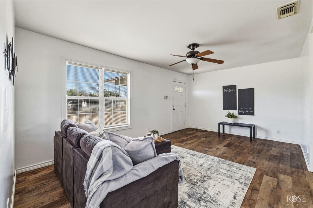 Image 8 of property listing at 1106 E 22nd Street, San Angelo, TX 76903