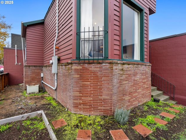 1305 Se BELMONT St, Portland, OR 97214