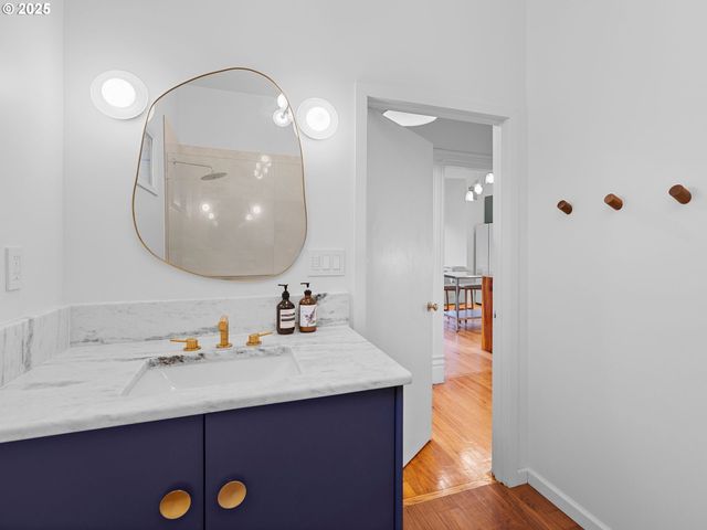 1305 Se BELMONT St, Portland, OR 97214