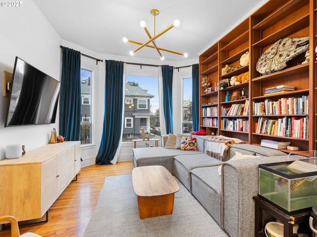 1305 Se BELMONT St, Portland, OR 97214