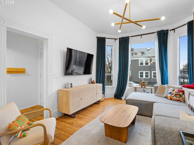 1305 Se BELMONT St, Portland, OR 97214