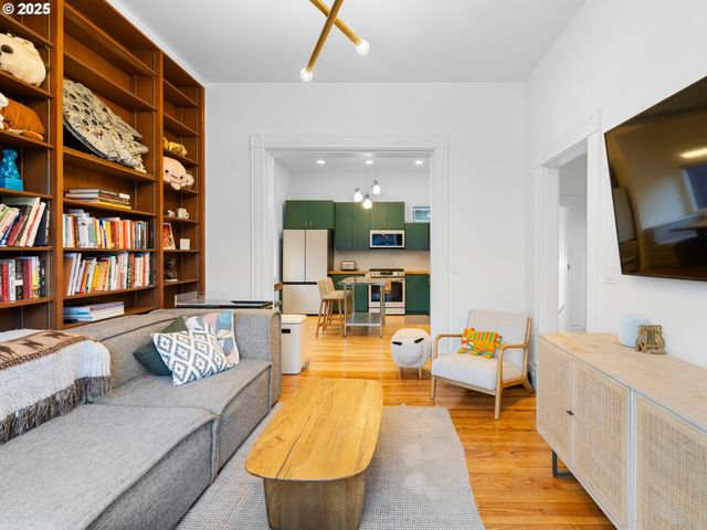 1305 Se BELMONT St, Portland, OR 97214