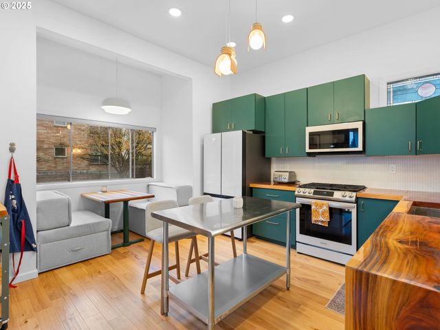 1305 Se BELMONT St, Portland, OR 97214