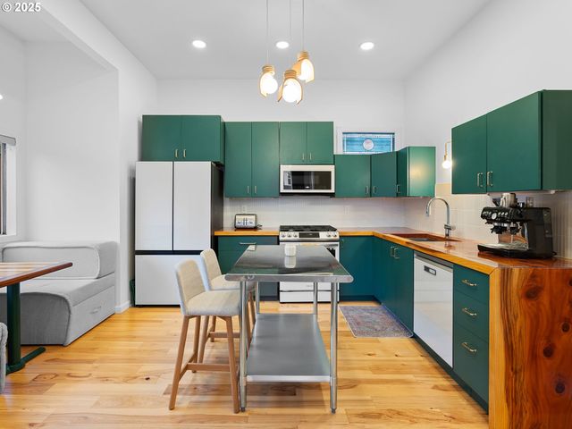 1305 Se BELMONT St, Portland, OR 97214