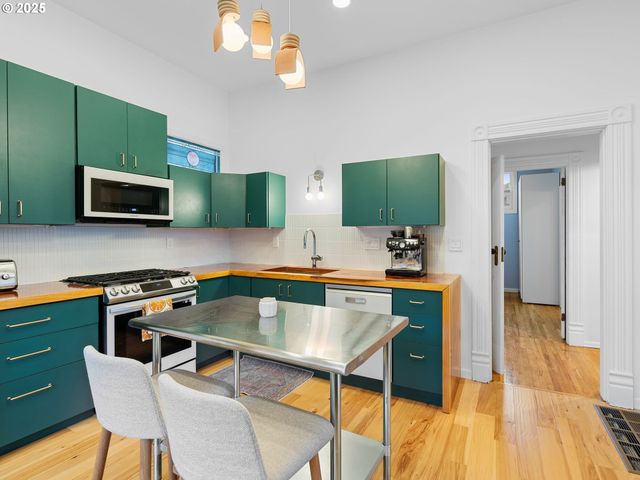 1305 Se BELMONT St, Portland, OR 97214