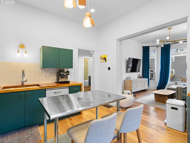 1305 Se BELMONT St, Portland, OR 97214