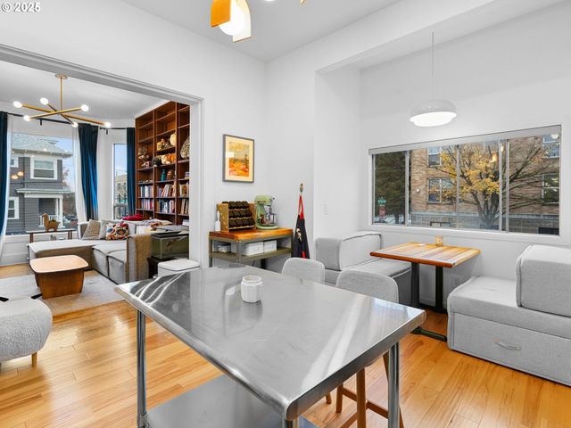 1305 Se BELMONT St, Portland, OR 97214