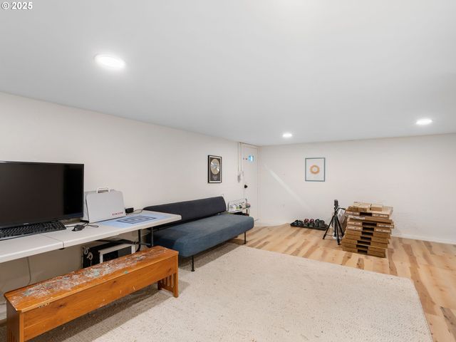 1305 Se BELMONT St, Portland, OR 97214