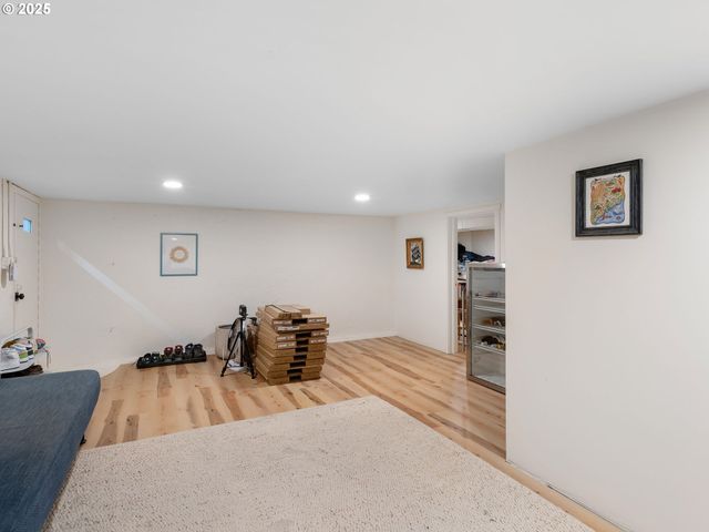 1305 Se BELMONT St, Portland, OR 97214