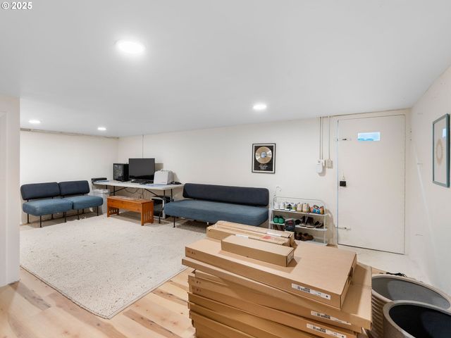 1305 Se BELMONT St, Portland, OR 97214