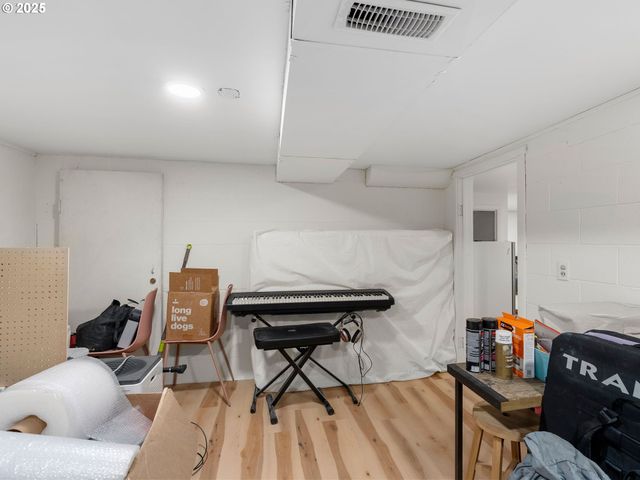 1305 Se BELMONT St, Portland, OR 97214