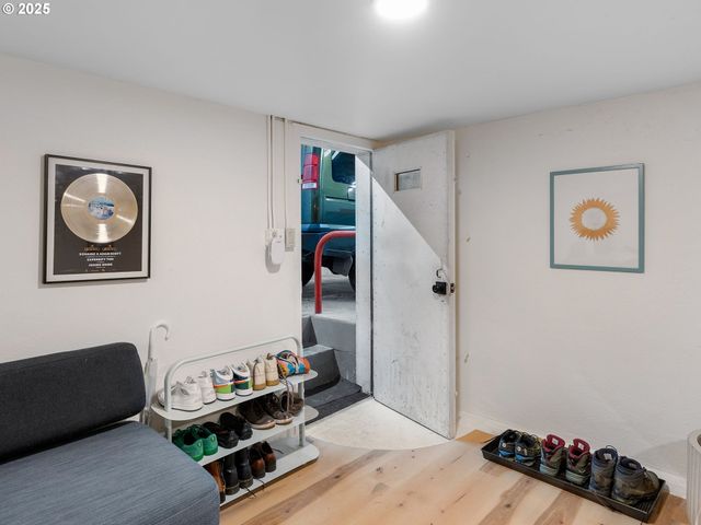 1305 Se BELMONT St, Portland, OR 97214