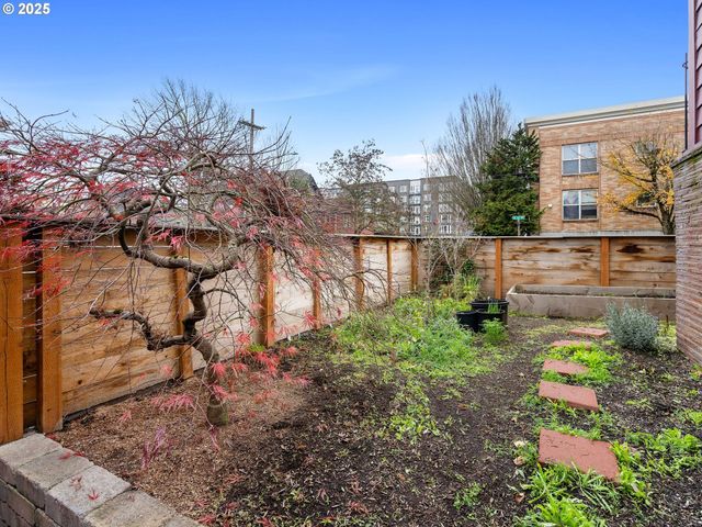 1305 Se BELMONT St, Portland, OR 97214