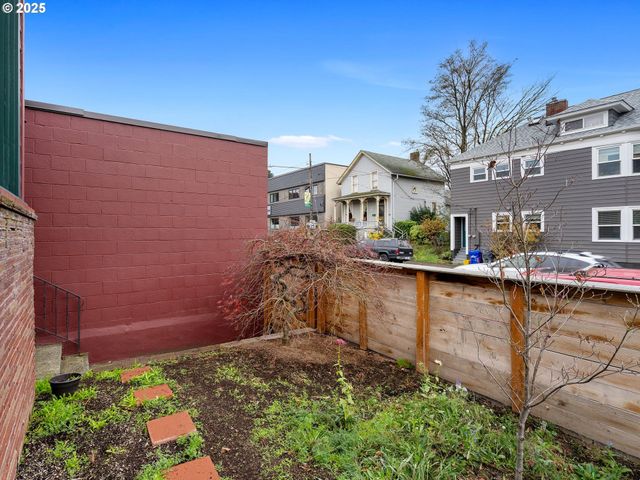1305 Se BELMONT St, Portland, OR 97214