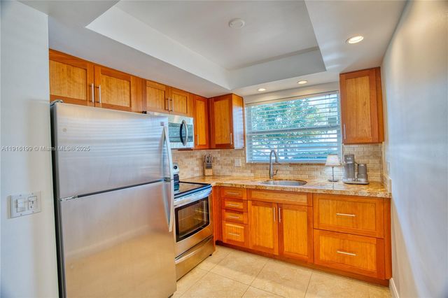 68 Yacht Club Dr 2, North Palm Beach, FL 33408