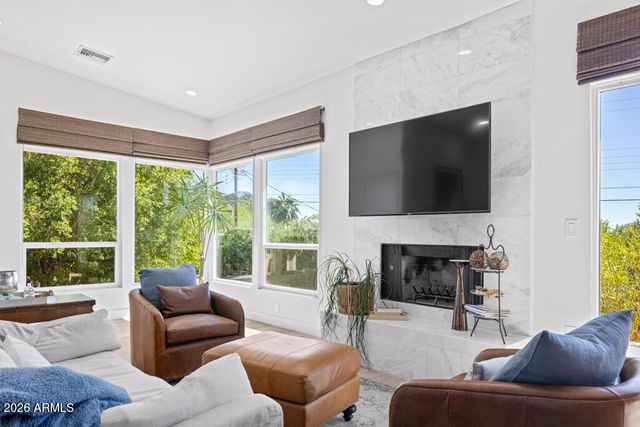 4303 E MCDONALD Drive, Phoenix, AZ 85018
