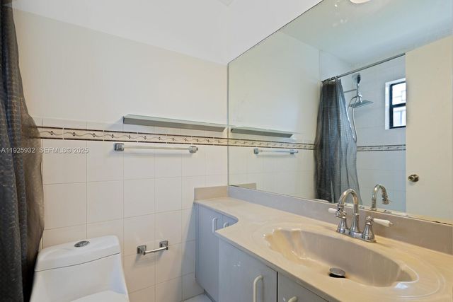 9098 NW 114th St, Hialeah Gardens, FL 33018