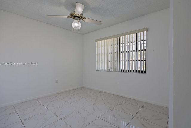 9098 NW 114th St, Hialeah Gardens, FL 33018