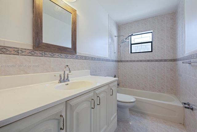 9098 NW 114th St, Hialeah Gardens, FL 33018