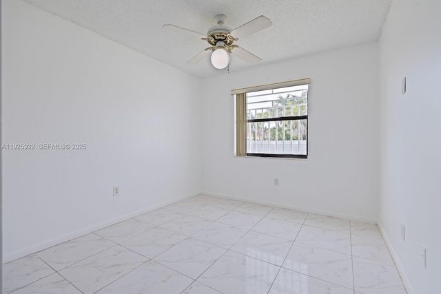 9098 NW 114th St, Hialeah Gardens, FL 33018