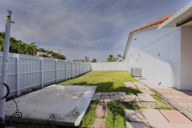 9098 NW 114th St, Hialeah Gardens, FL 33018