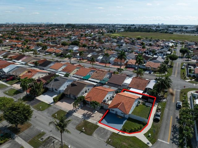 9098 NW 114th St, Hialeah Gardens, FL 33018