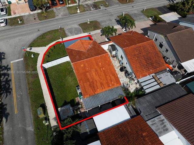 9098 NW 114th St, Hialeah Gardens, FL 33018