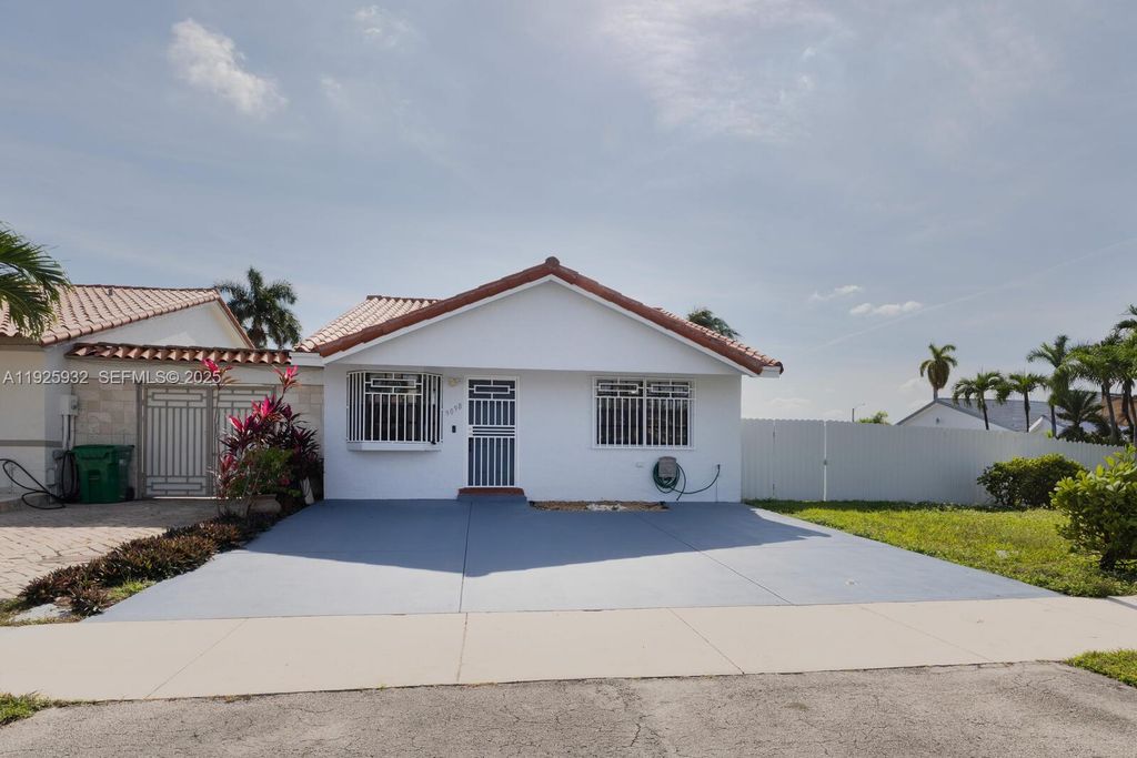 9098 NW 114th St, Hialeah Gardens, FL 33018