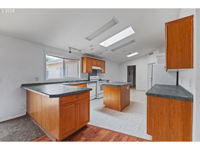 1829 E WILLOW St, Myrtle Point, OR 97458