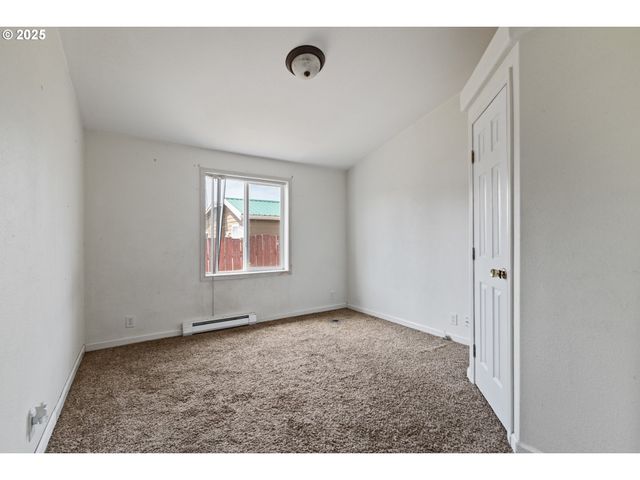 1829 E WILLOW St, Myrtle Point, OR 97458