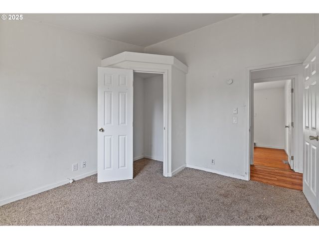 1829 E WILLOW St, Myrtle Point, OR 97458