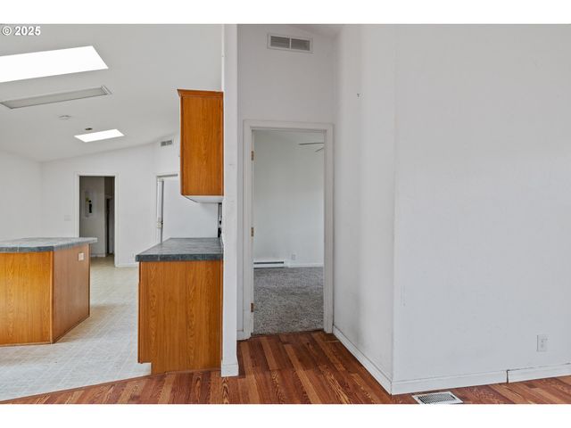 1829 E WILLOW St, Myrtle Point, OR 97458