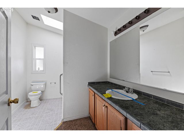 1829 E WILLOW St, Myrtle Point, OR 97458