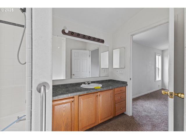 1829 E WILLOW St, Myrtle Point, OR 97458