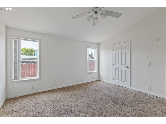 1829 E WILLOW St, Myrtle Point, OR 97458