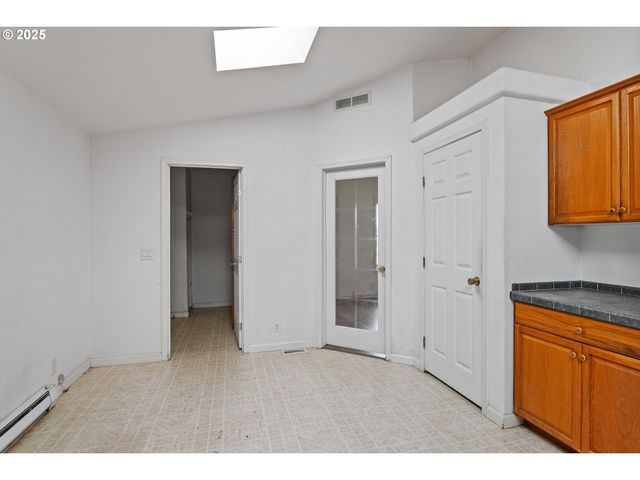 1829 E WILLOW St, Myrtle Point, OR 97458