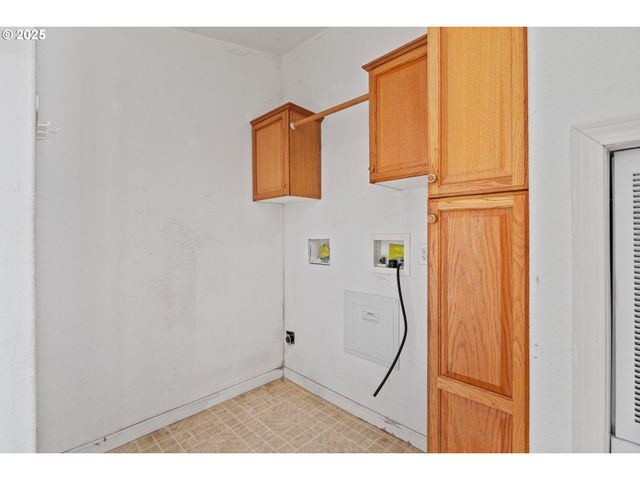 1829 E WILLOW St, Myrtle Point, OR 97458