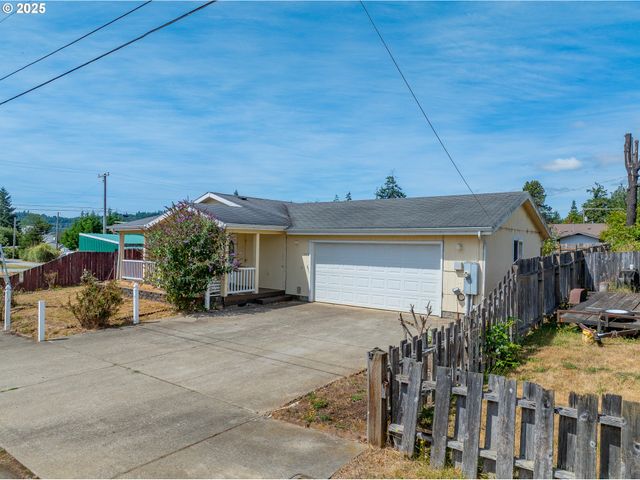 1829 E WILLOW St, Myrtle Point, OR 97458