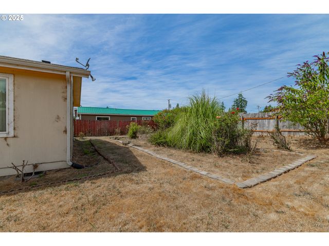 1829 E WILLOW St, Myrtle Point, OR 97458