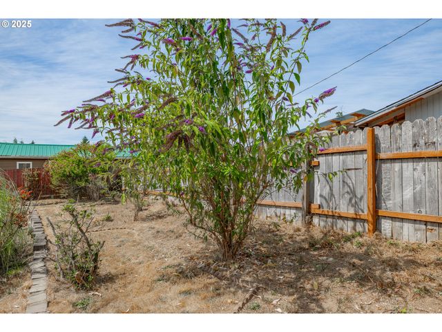 1829 E WILLOW St, Myrtle Point, OR 97458